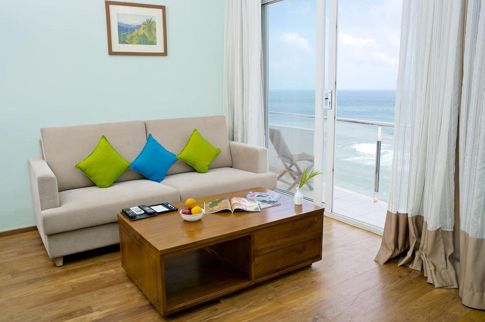 Ocean Edge Suites & Hotel Коломбо Екстериор снимка