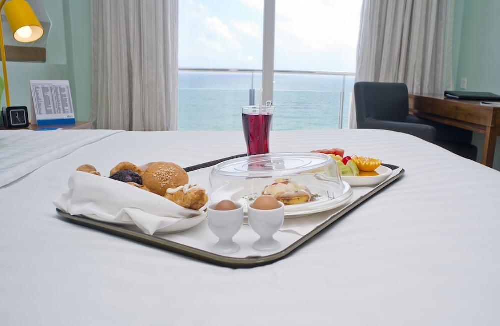 Ocean Edge Suites & Hotel Коломбо Екстериор снимка
