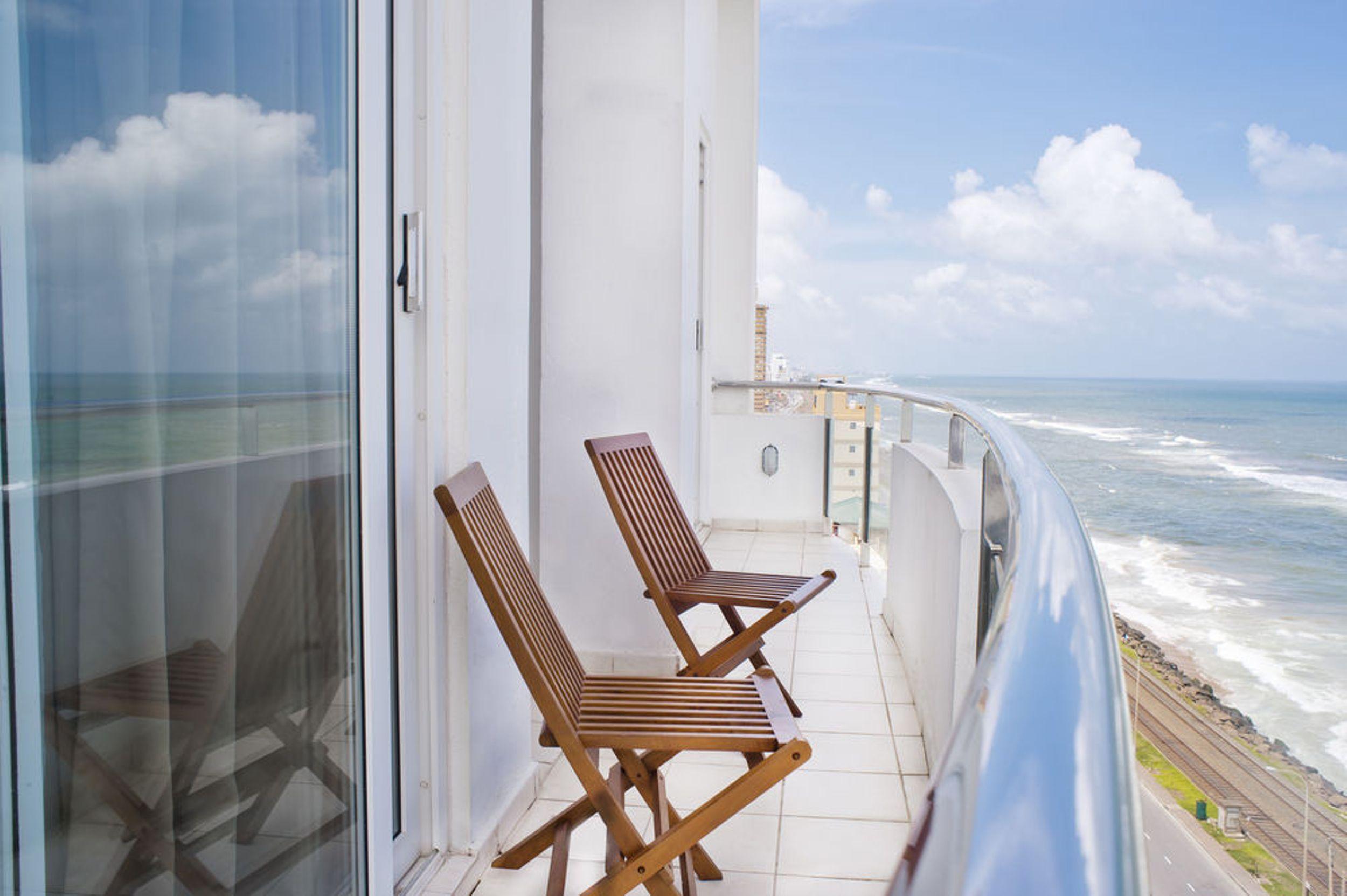 Ocean Edge Suites & Hotel Коломбо Екстериор снимка