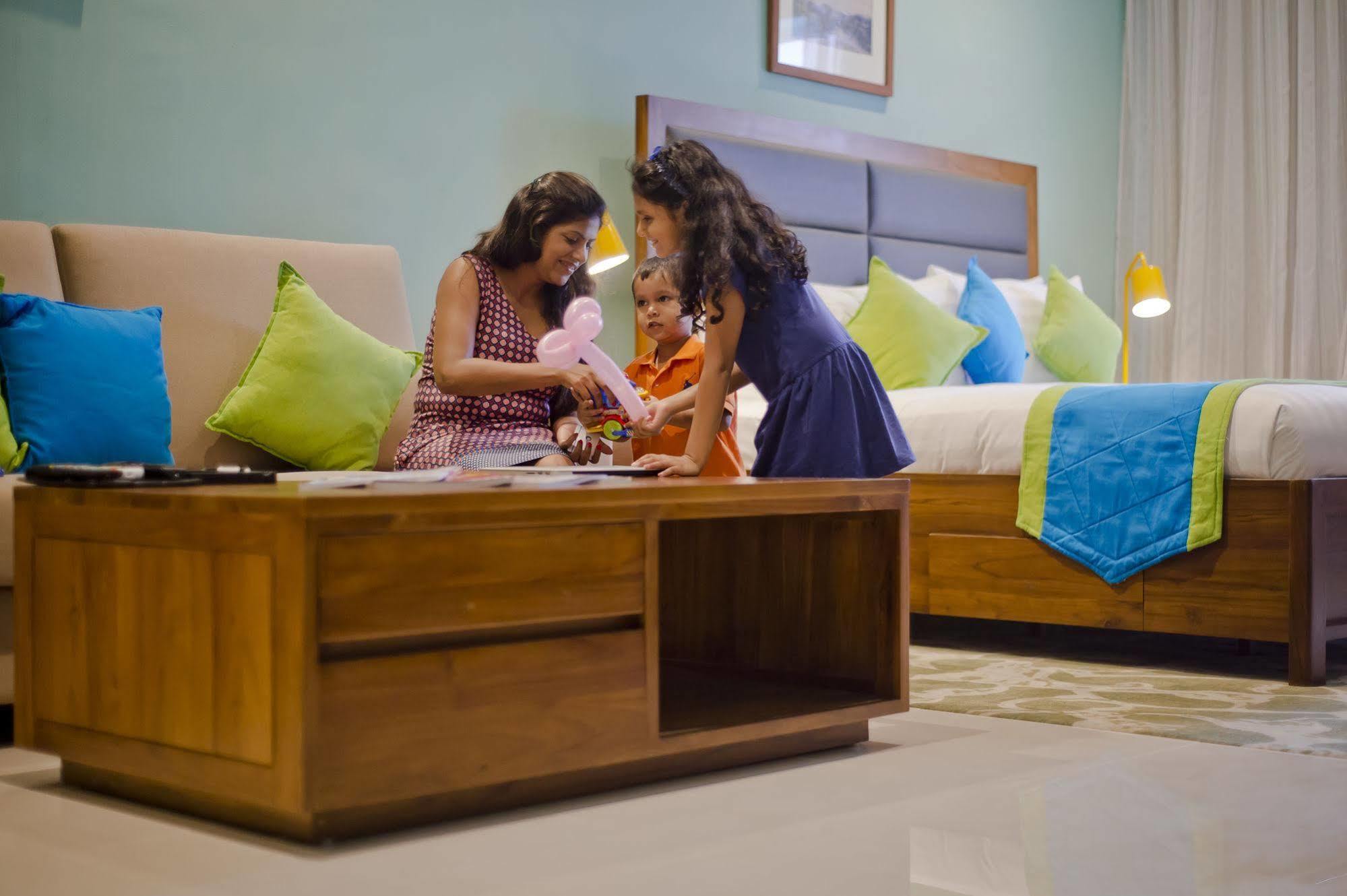 Ocean Edge Suites & Hotel Коломбо Екстериор снимка