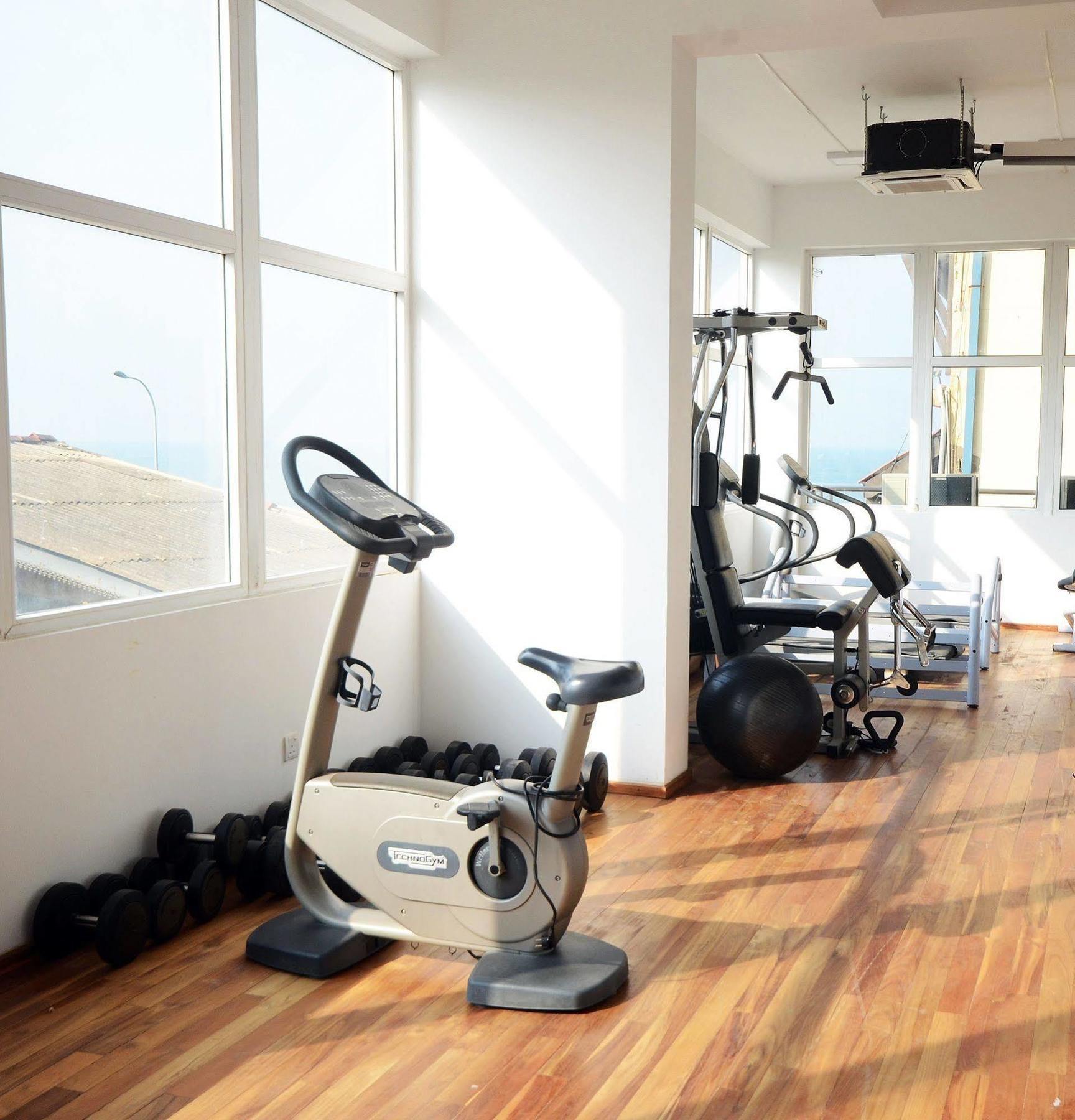 Ocean Edge Suites & Hotel Коломбо Екстериор снимка