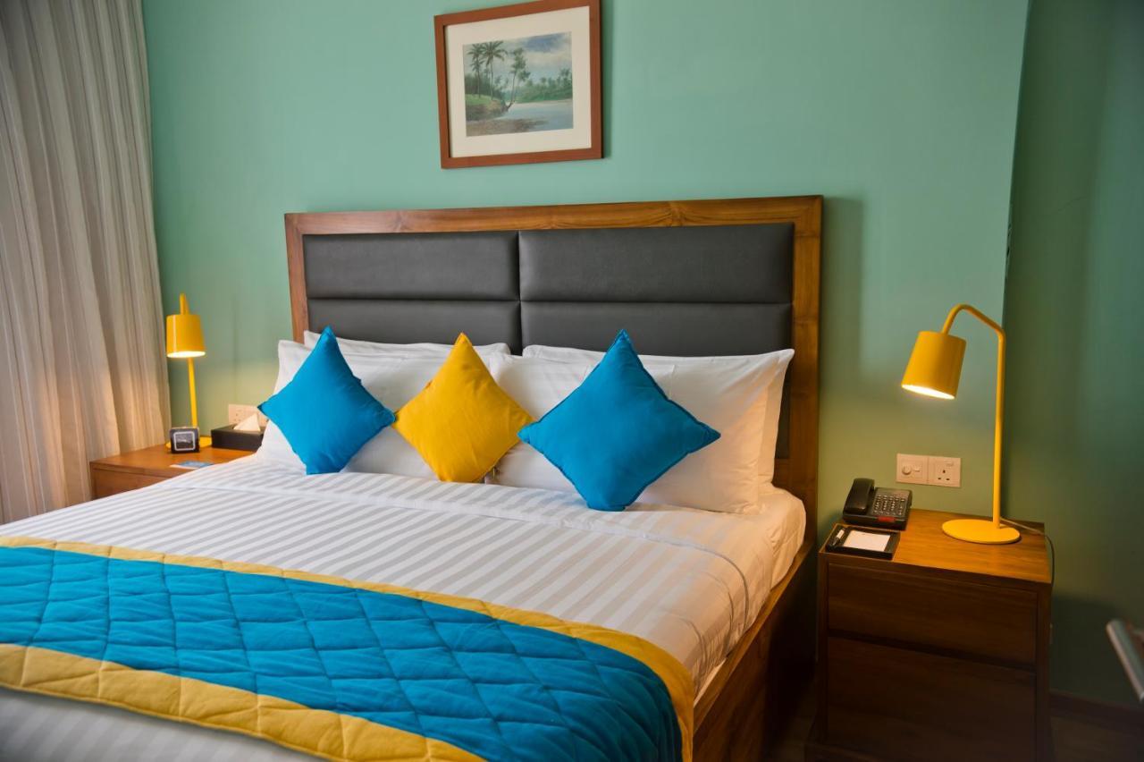 Ocean Edge Suites & Hotel Коломбо Екстериор снимка