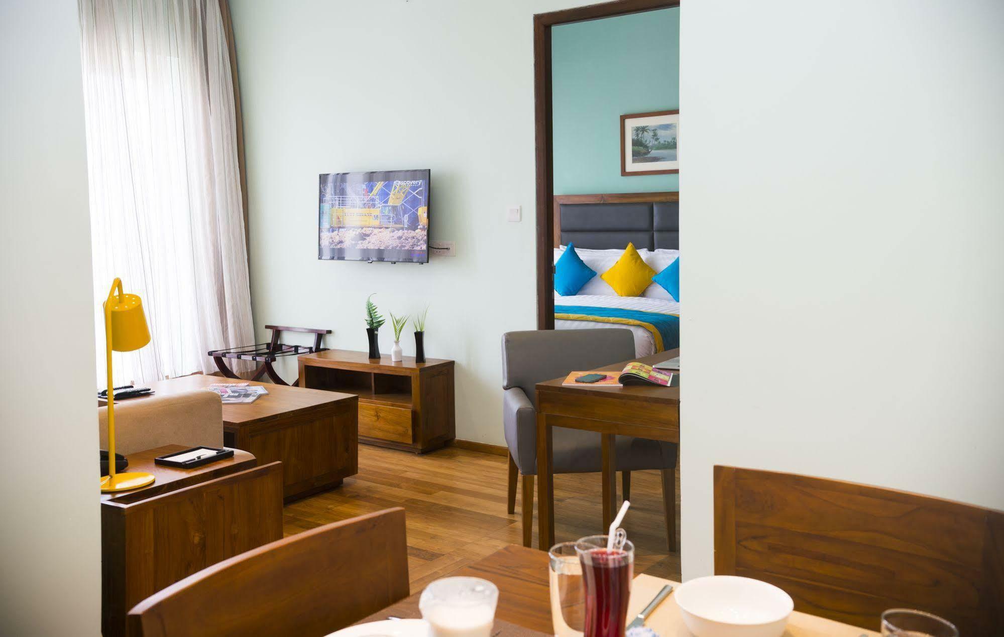 Ocean Edge Suites & Hotel Коломбо Екстериор снимка